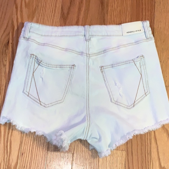Kendall + Kylie Distressed The Icon Shorts 13/31 - Picture 2 of 8